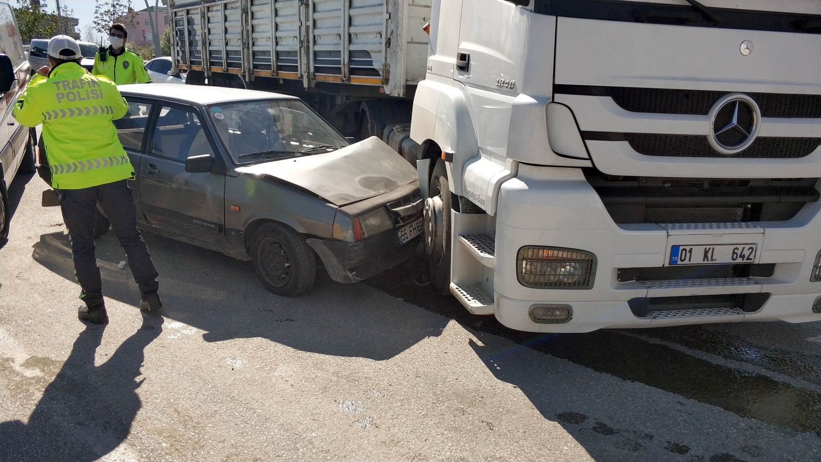 Sokağı çıkması yasak torunlarını kahvaltıya götürürken kaza yaptı: 6 yaralı