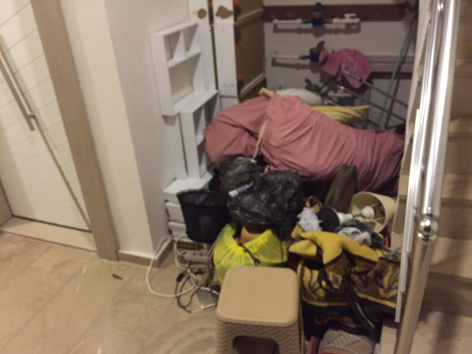 2 aylık ev kirasını ödeyemediği için şahsi eşyaları ile birlikte kapının önüne konuldu