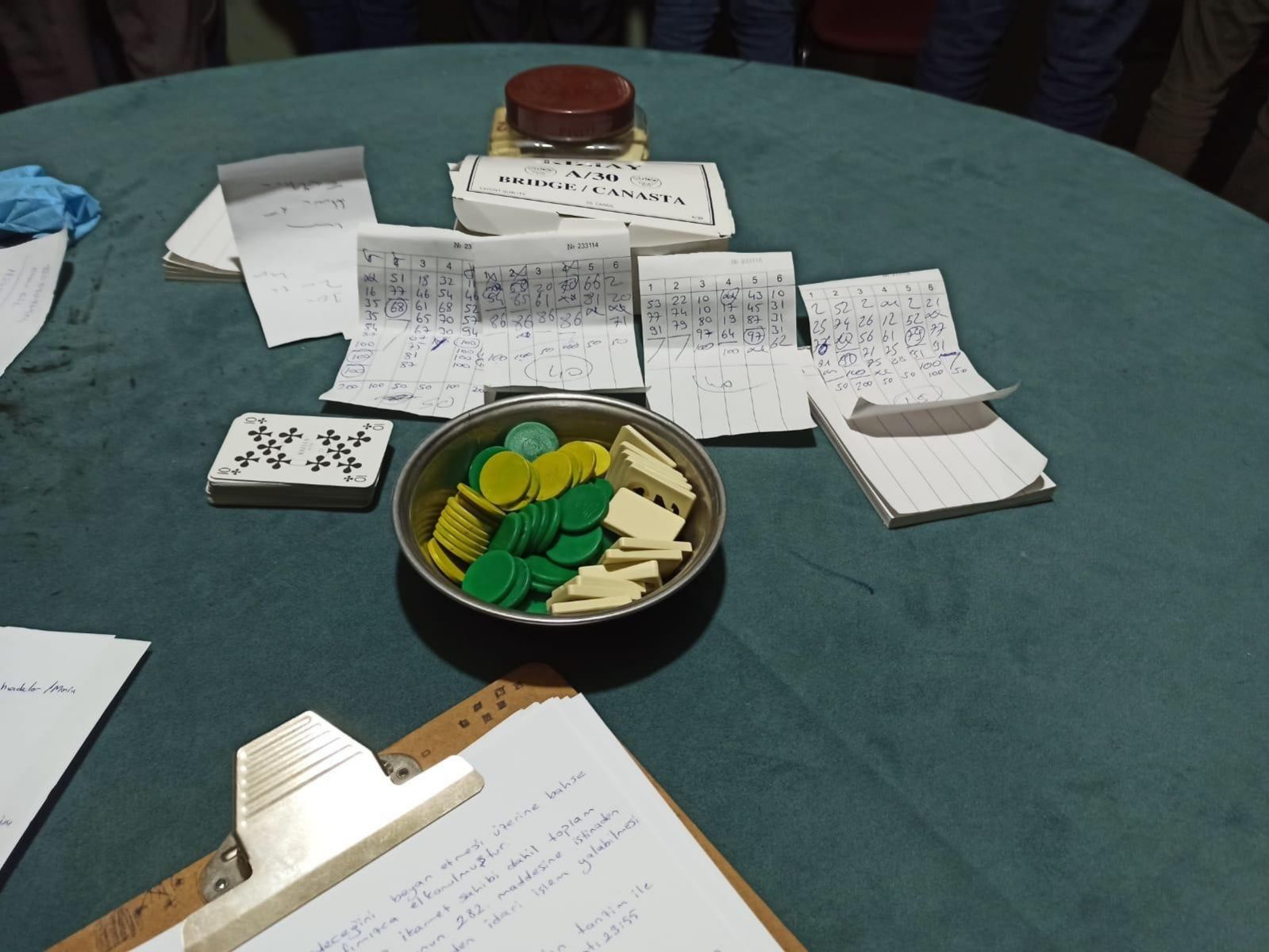 Kumar oynarken yakalandılar, 'koronavirüsten' 44 bin 100 TL ceza yediler