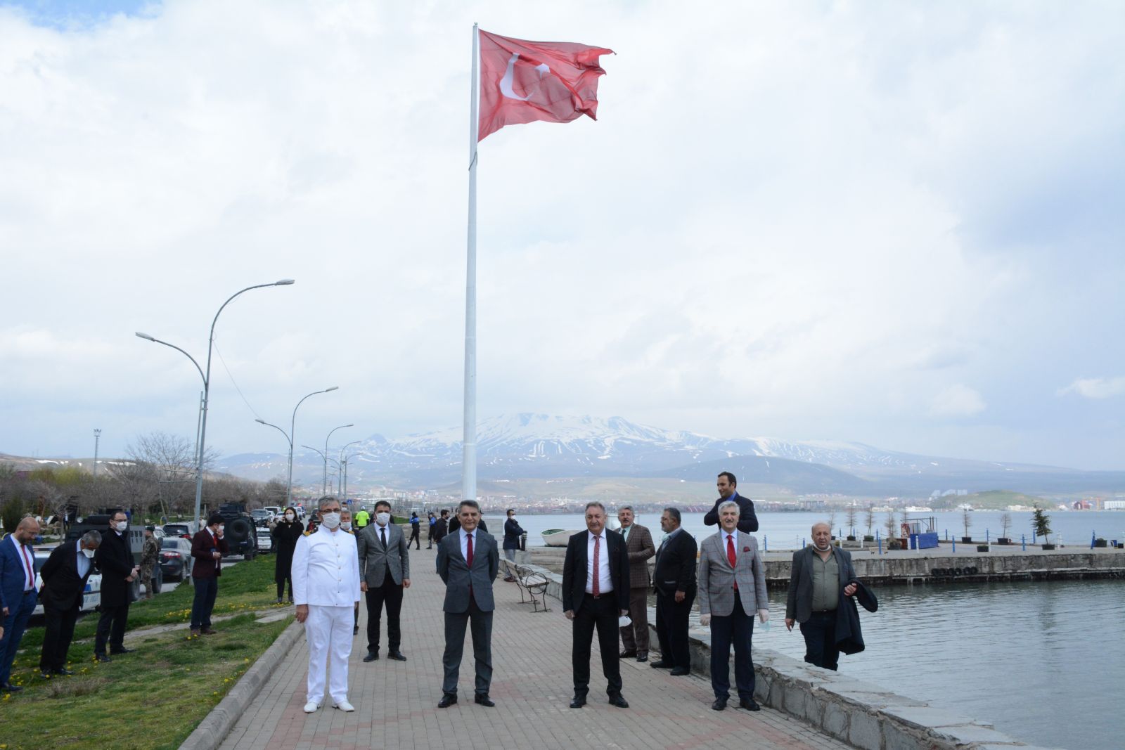 150 metrekarelik Türk bayrağı göndere çekildi