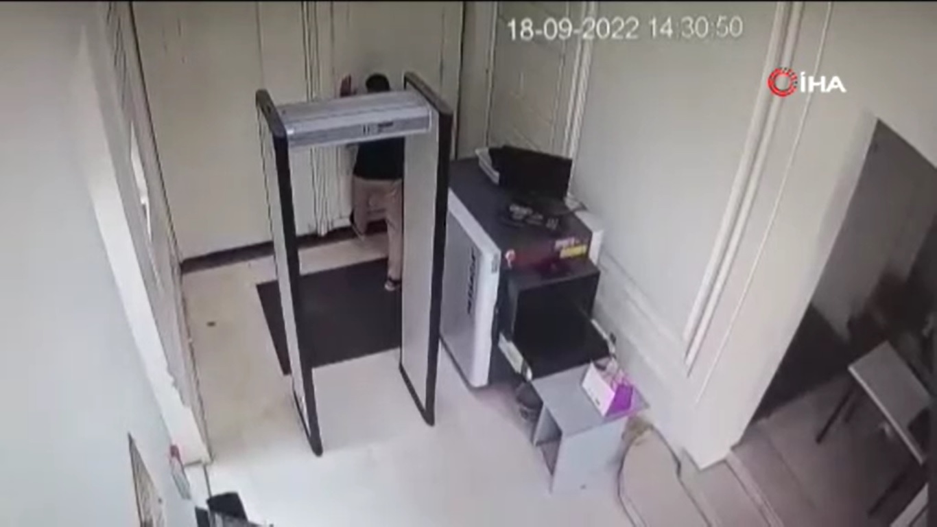 Ermeniler, Azerbaycan'ın Fransa Büyükelçiliğine saldırdı