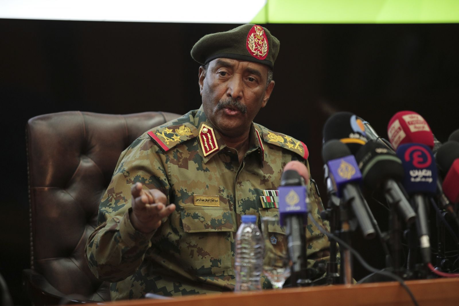 Askerler tarafından alıkonulan Sudan Başbakanı serbest kaldı Askerler tarafından alıkonulan Sudan Başbakanı serbest kaldı
