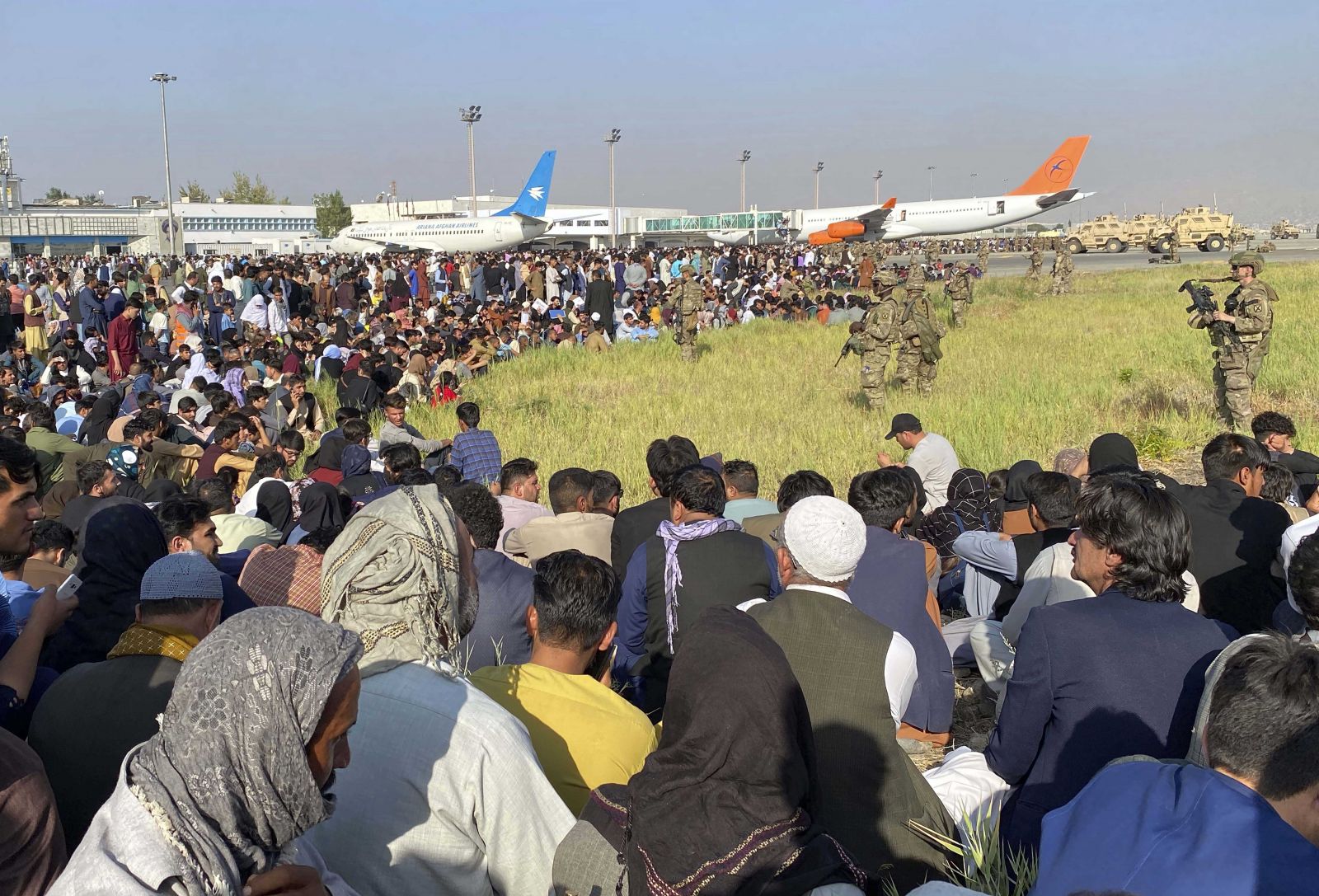 İngiltere’ye tepki: Binler bekliyor, dev uçaklarda sadece bir iki kişi taşıyor İngiltere’ye tepki: Binler bekliyor, dev uçaklarda sadece bir iki kişi taşıyor