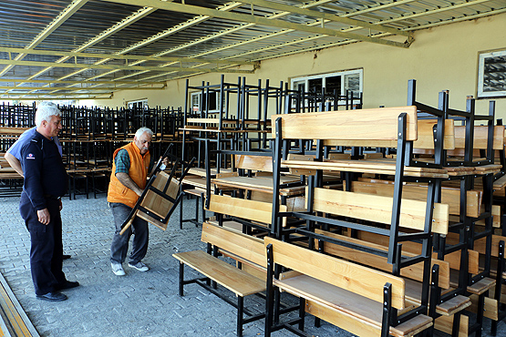 Okul sıraları ve kuş yuvaları mahkumlardan