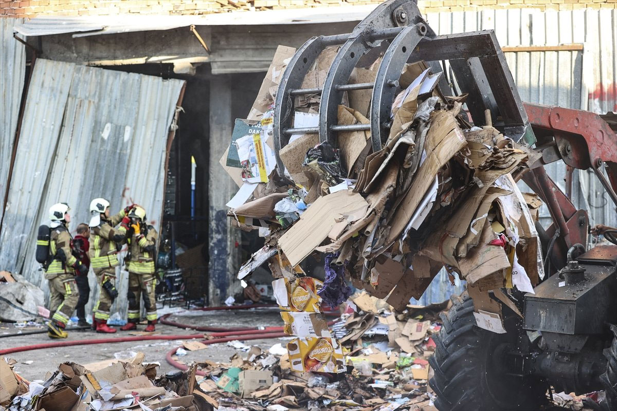 Ankara'da 3 katlı atık kağıt toplama deposunda yangın