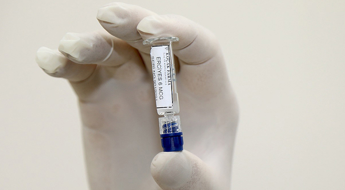 Erciyes Üniversitesinde geliştirilen Covid-19 aşı adayının ilk dozu bir gönüllüye yapıldı