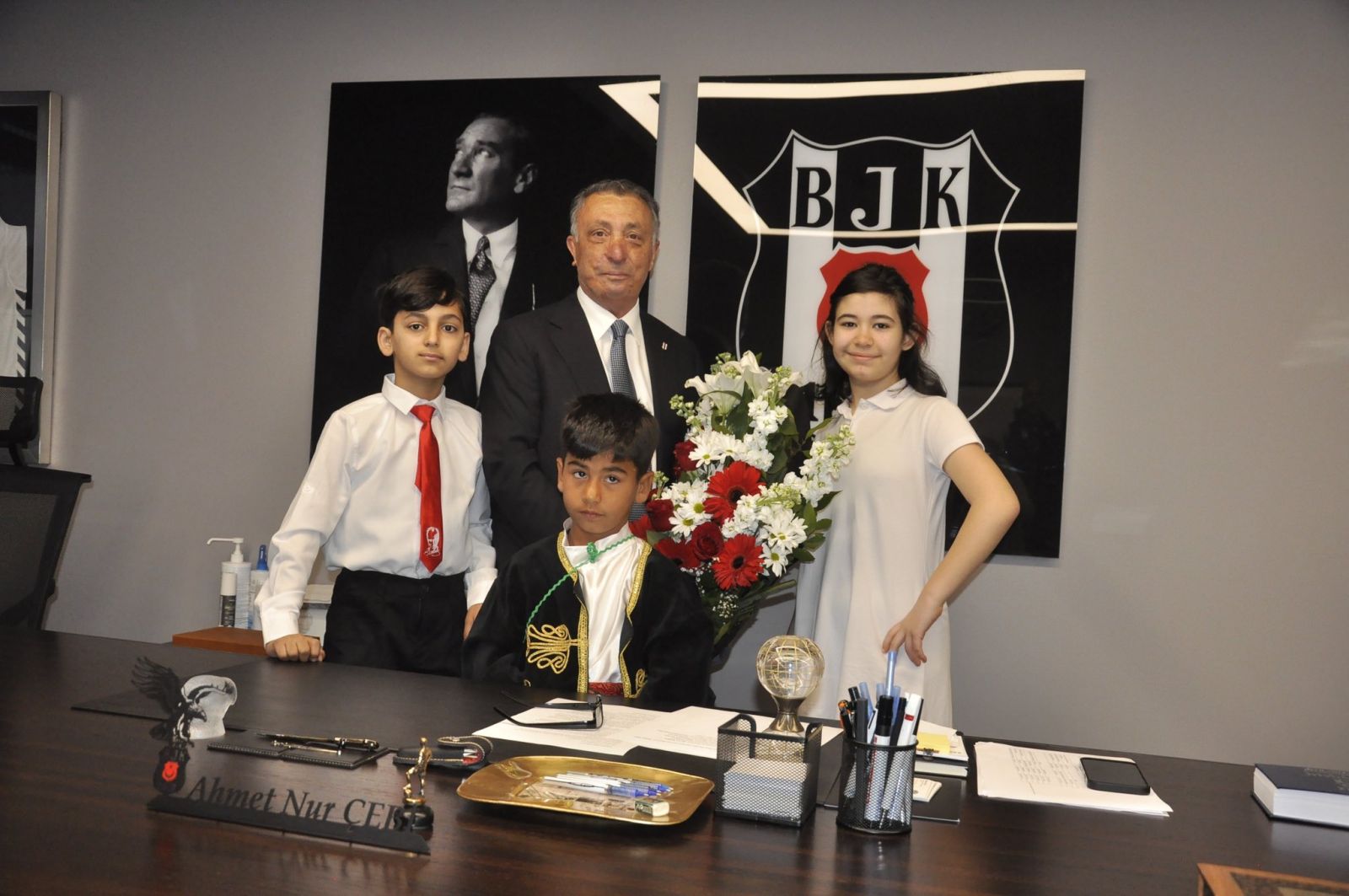 Ahmet Nur Çebi, 23 Nisan'da koltuğunu sağlık çalışanı bir annenin oğluna devretti