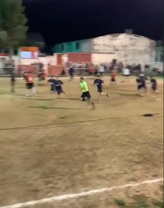 Yeşil sahalarda görülmemiş anlar! Futbolcular maçın hakemini öldüresiye dövdü