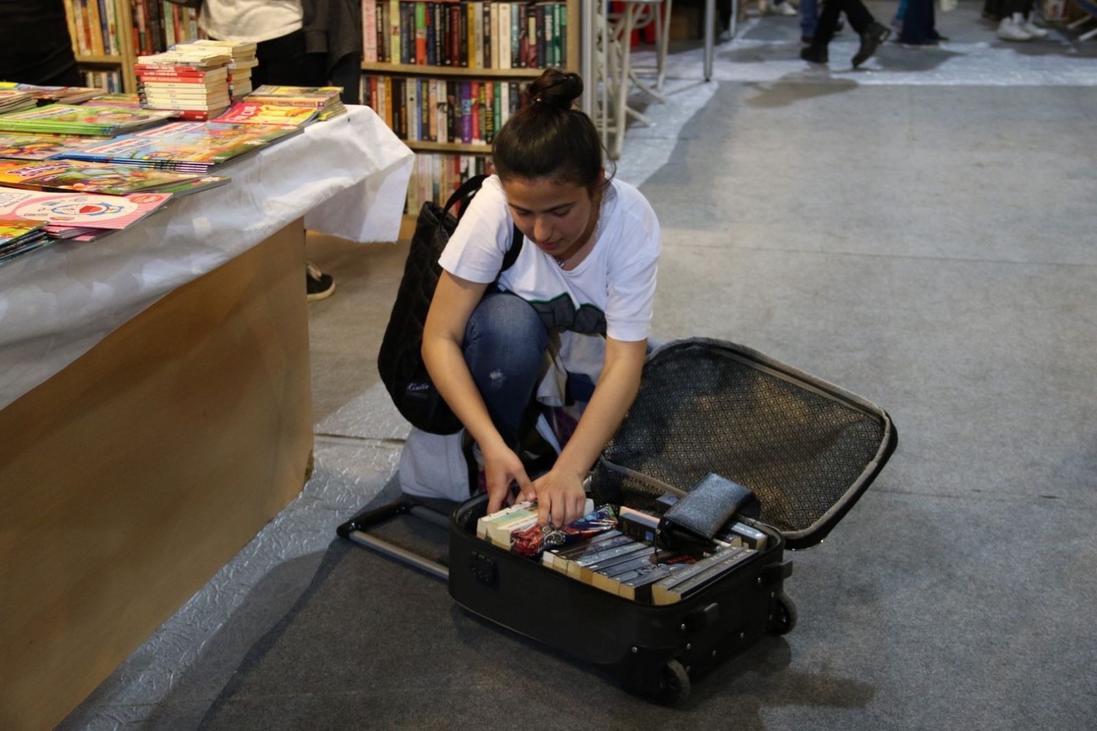 Okul harçlığından biriktirdiği paralarla bir bavul dolusu kitap aldı