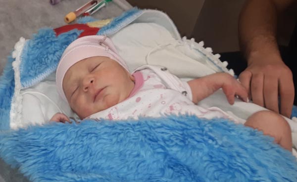 5 günlük bebeği sokağa attılar