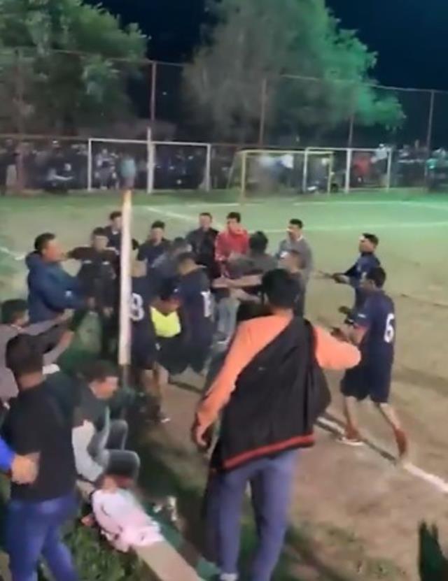 Yeşil sahalarda görülmemiş anlar! Futbolcular maçın hakemini öldüresiye dövdü