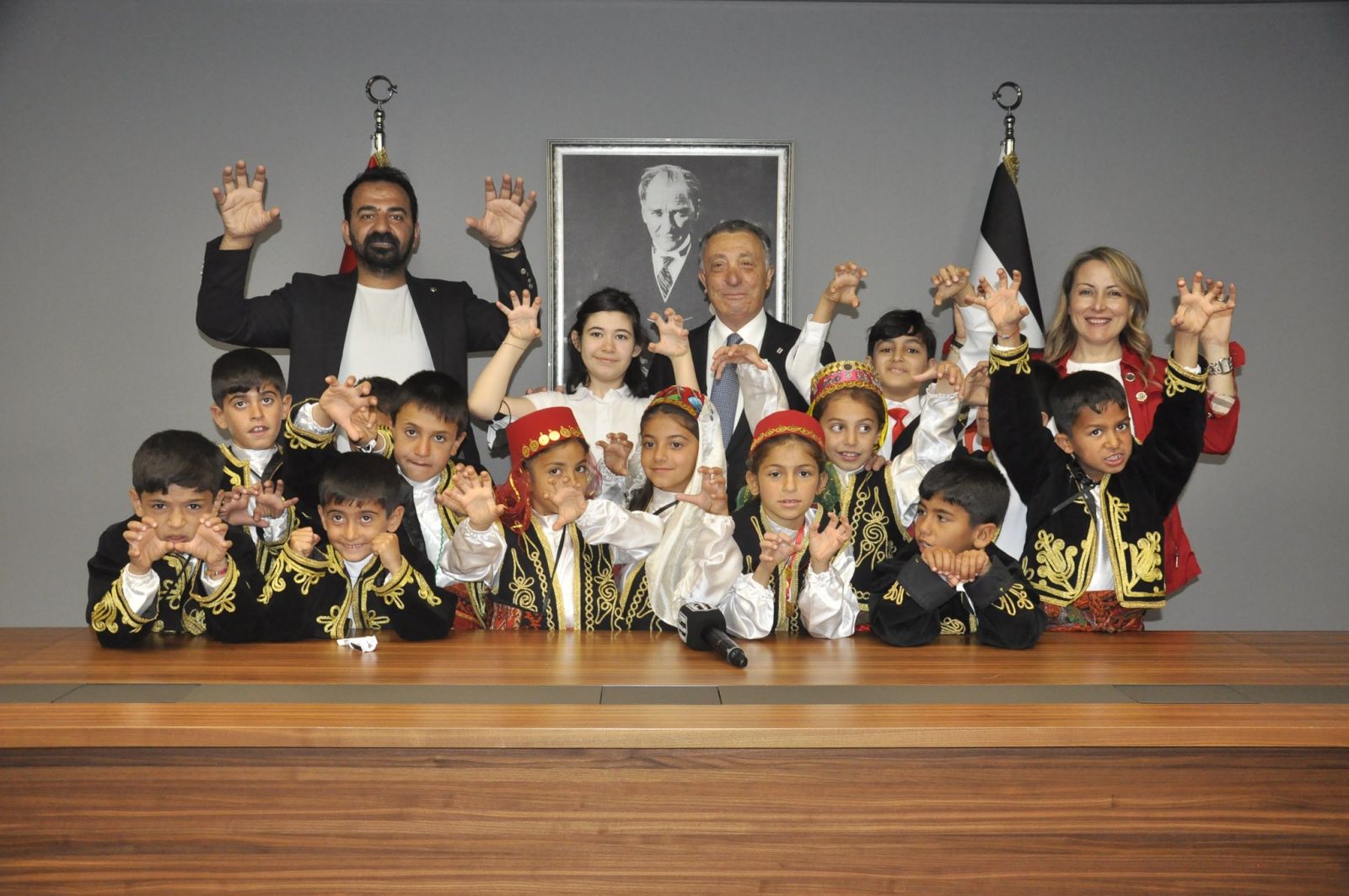 Ahmet Nur Çebi, 23 Nisan'da koltuğunu sağlık çalışanı bir annenin oğluna devretti