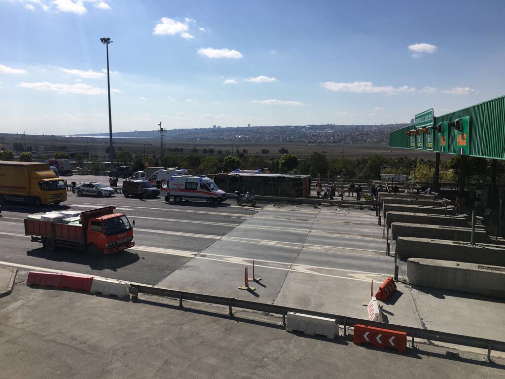 Bahçeşehir'de otobüs devrildi (Bahçeşehir otobüs kazası)