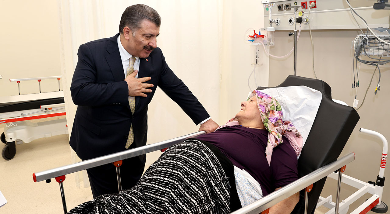 Sağlık Bakanı Fahrettin Koca’dan hastanelere sürpriz bayram ziyareti