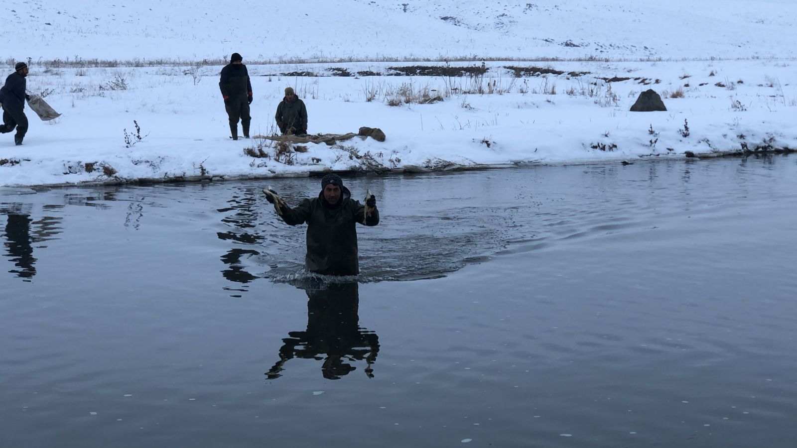 Kars’ta köyüler buz gibi sudan balık ihtiyacını karşılıyor