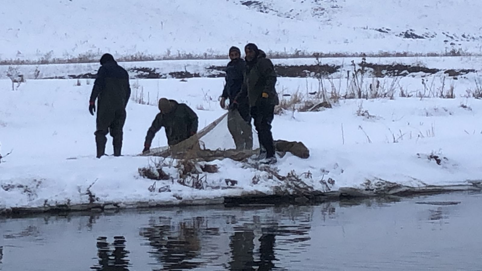 Kars’ta köyüler buz gibi sudan balık ihtiyacını karşılıyor