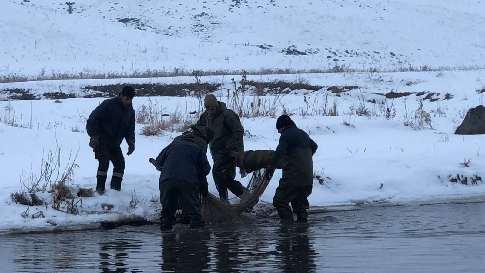 Kars’ta köyüler buz gibi sudan balık ihtiyacını karşılıyor