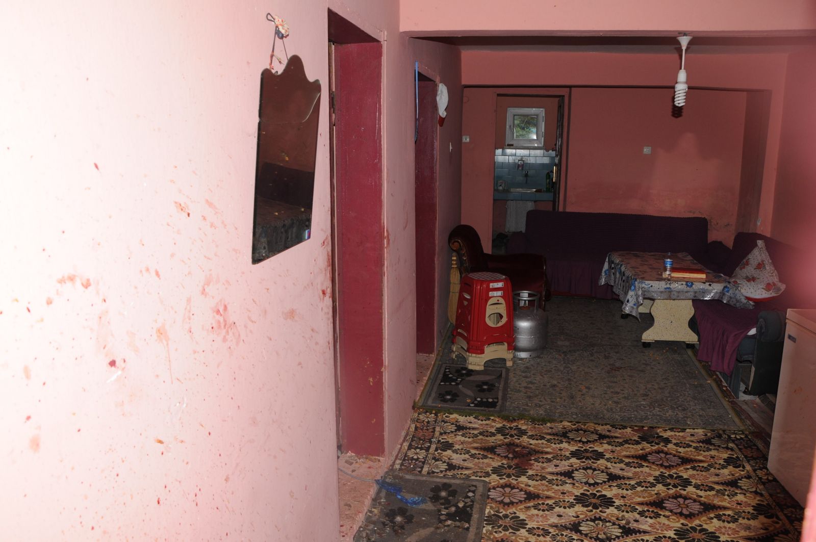 Yeni damat karısını yatak odasına kilitleyip dehşet saçtı!