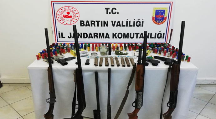 Narkotik operasyonunda şoke eden manzara: Evi cephaneliğe çevirmişler Narkotik operasyonunda şoke eden manzara: Evi cephaneliğe çevirmişler