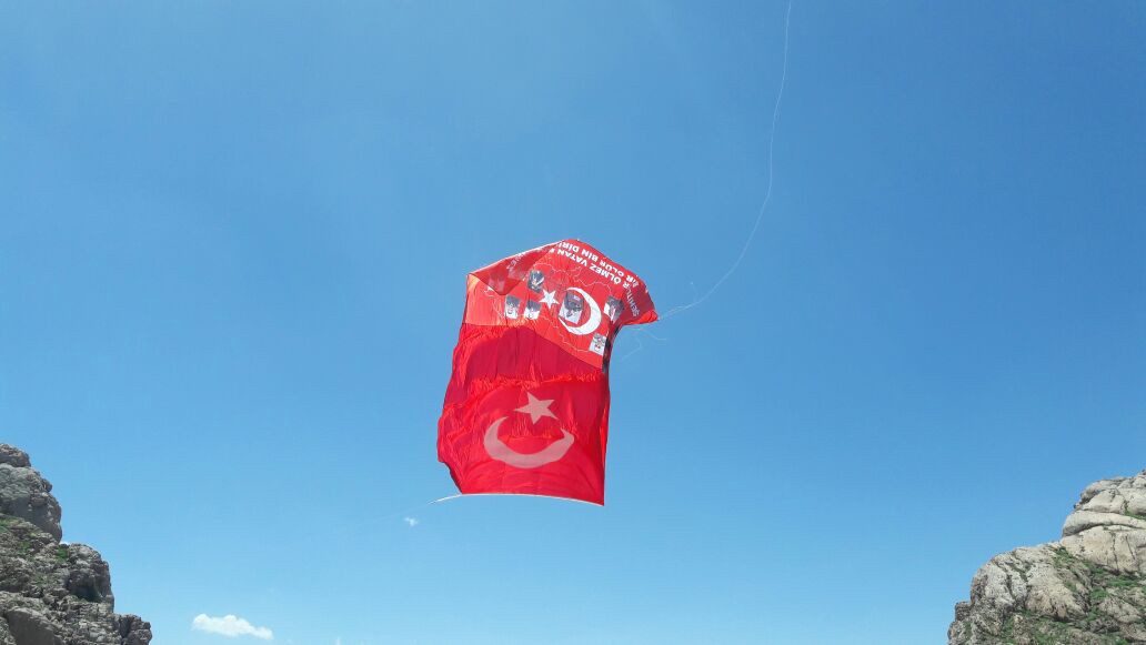 Şehitlerin isimleri Kato'nun zirvesine dikilen bayrağa yazıldı