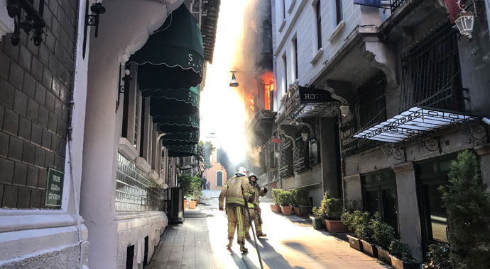 Beyoğlu'nda yangın faciası: 4 kişi hayatını kaybetti Beyoğlu'nda yangın faciası: 4 kişi hayatını kaybetti