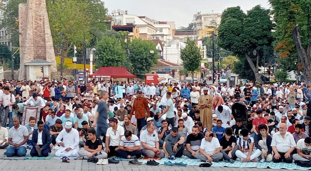 Kurban Bayramı namazı için binlerce kişi Ayasofya'yı Kebir Camii'ne akın etti Kurban Bayramı namazı için binlerce kişi Ayasofya'yı Kebir Camii'ne akın etti