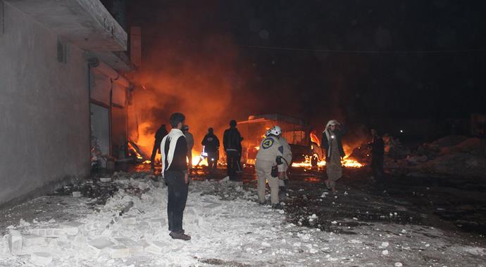 Rus uçakları yardım TIR'larını bombaladı Rus uçakları yardım TIR'larını bombaladı