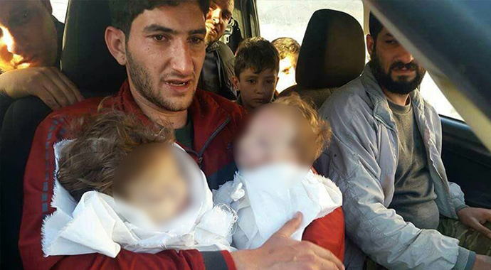 İkiz çocuklarını kendi elleriyle defnetti