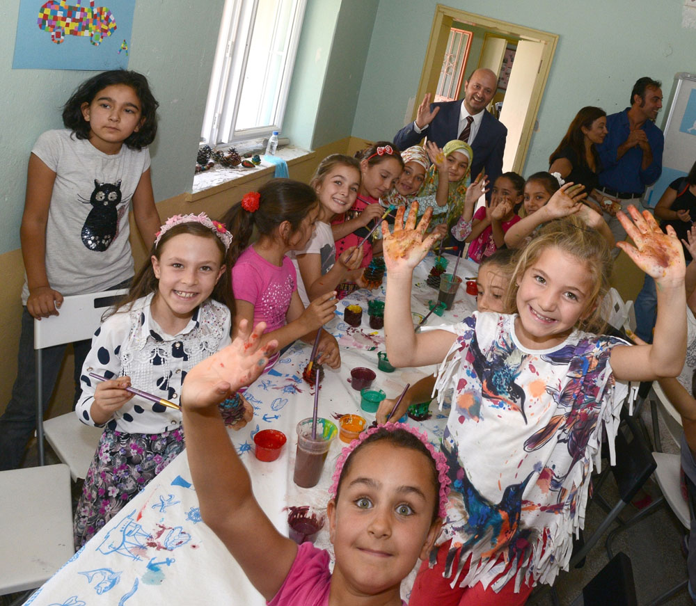 Çocuklar tarlada çalışmak yerine stop motion film çekiyor