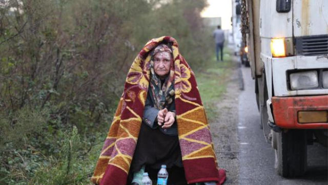 Sürücü çakmağı çaktı, LPG'li otomobil alev aldı