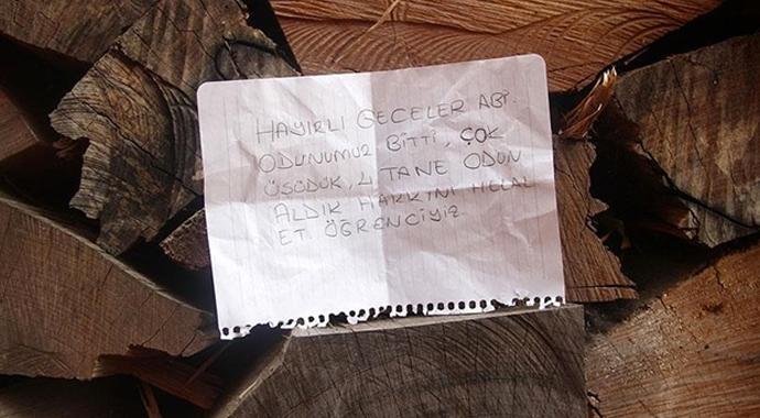 Camiden odun alan öğrenciden duygulandıran not