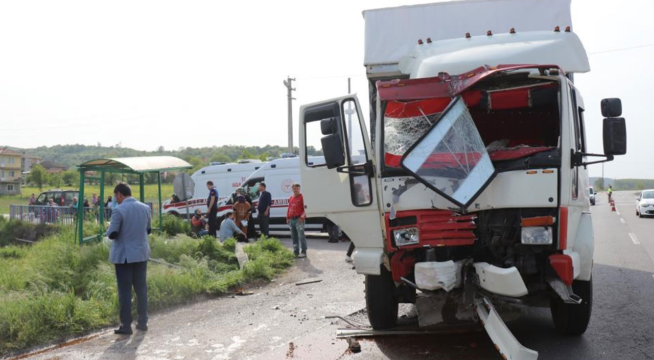 Kamyon yolcu otobüsüne çarptı: Ölü ve yaralılar var