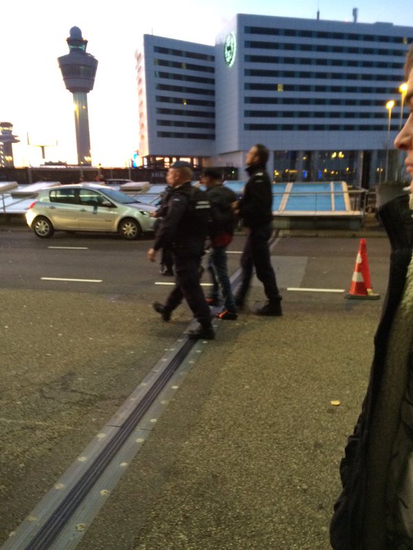 Havalimanında bombacı paniği Havalimanında bombacı paniği