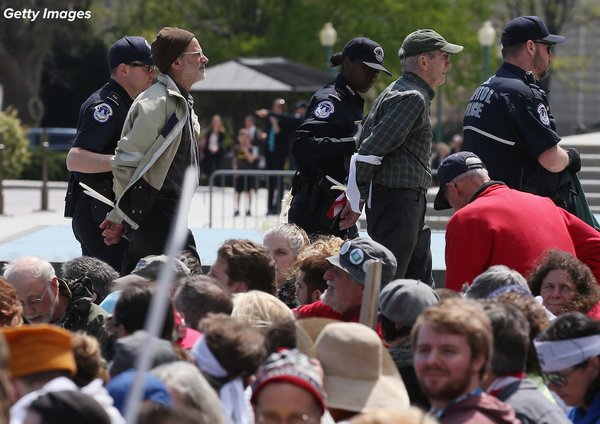 ABD'li seçmenler demokrasi için mücadele veriyor