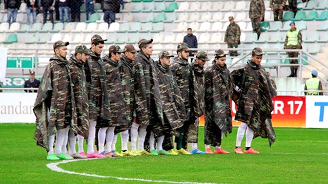 Saygı duruşuna kamuflaj ile çıktılar