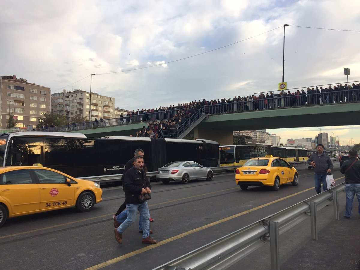 Üst geçitte yaya trafiği oluştu, vatandaş E-5'e indi