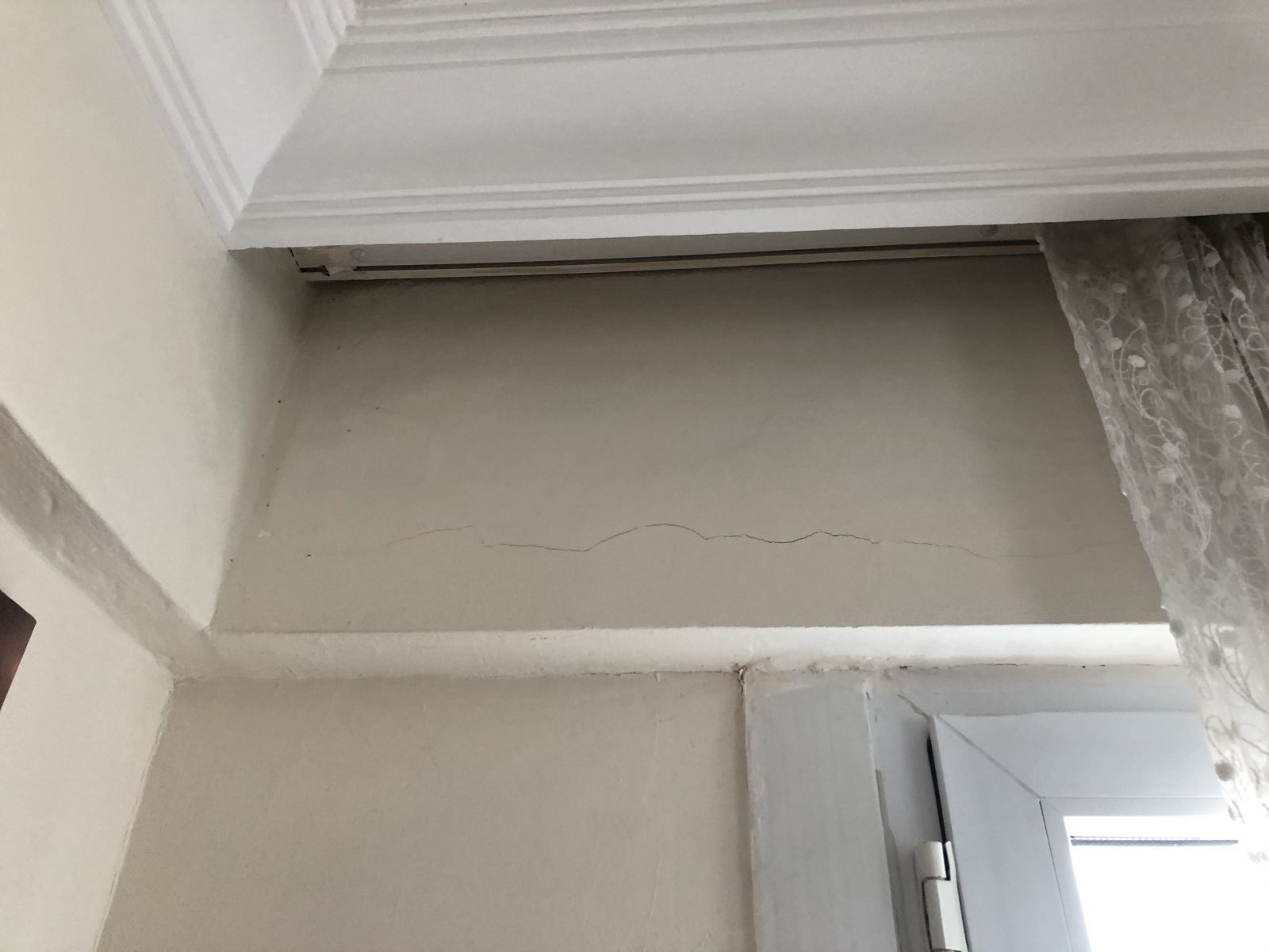 Avcılar'da deprem sonrası bir dairede oluşan çatlaklar korkuttu