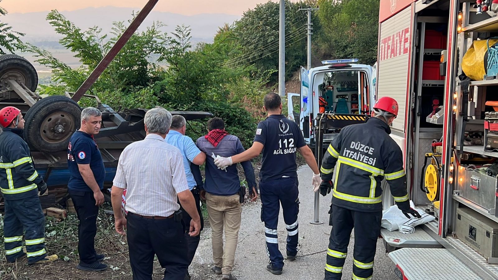 Düzce'de işçileri taşıyan traktör devrildi, ölü ve yaralılar var Düzce'de işçileri taşıyan traktör devrildi, ölü ve yaralılar var