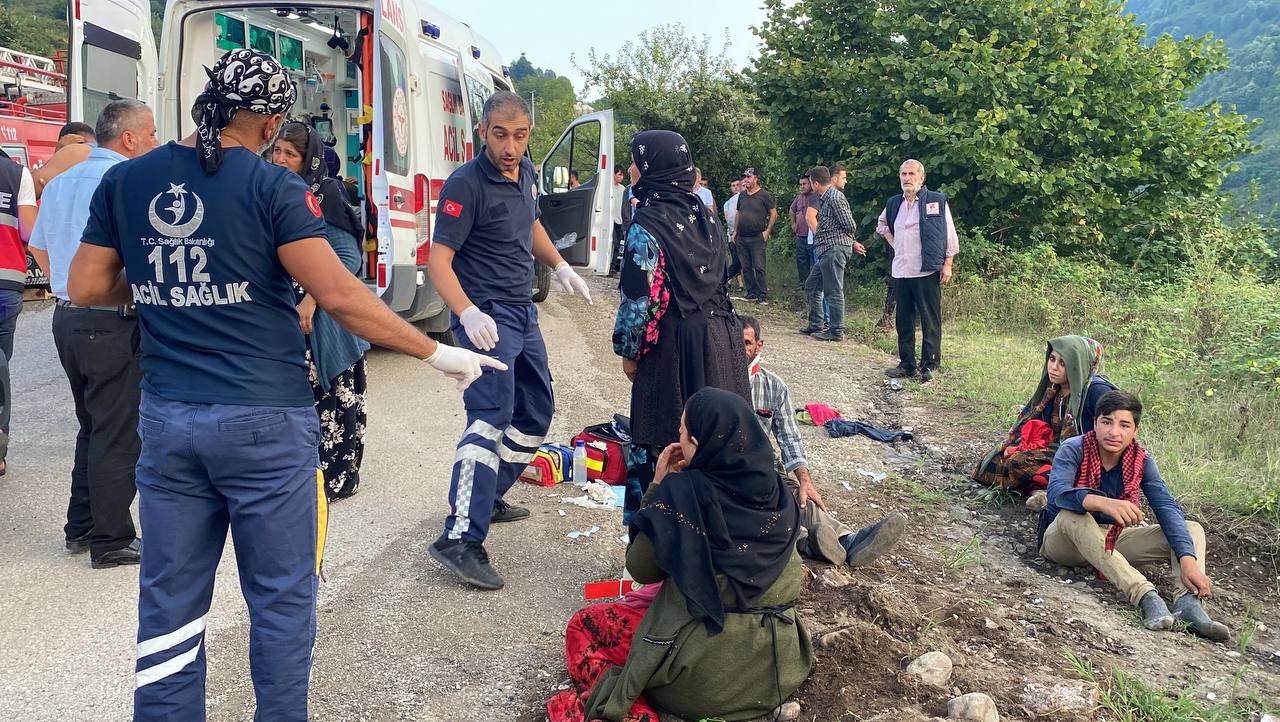 Düzce'de işçileri taşıyan traktör devrildi, ölü ve yaralılar var Düzce'de işçileri taşıyan traktör devrildi, ölü ve yaralılar var