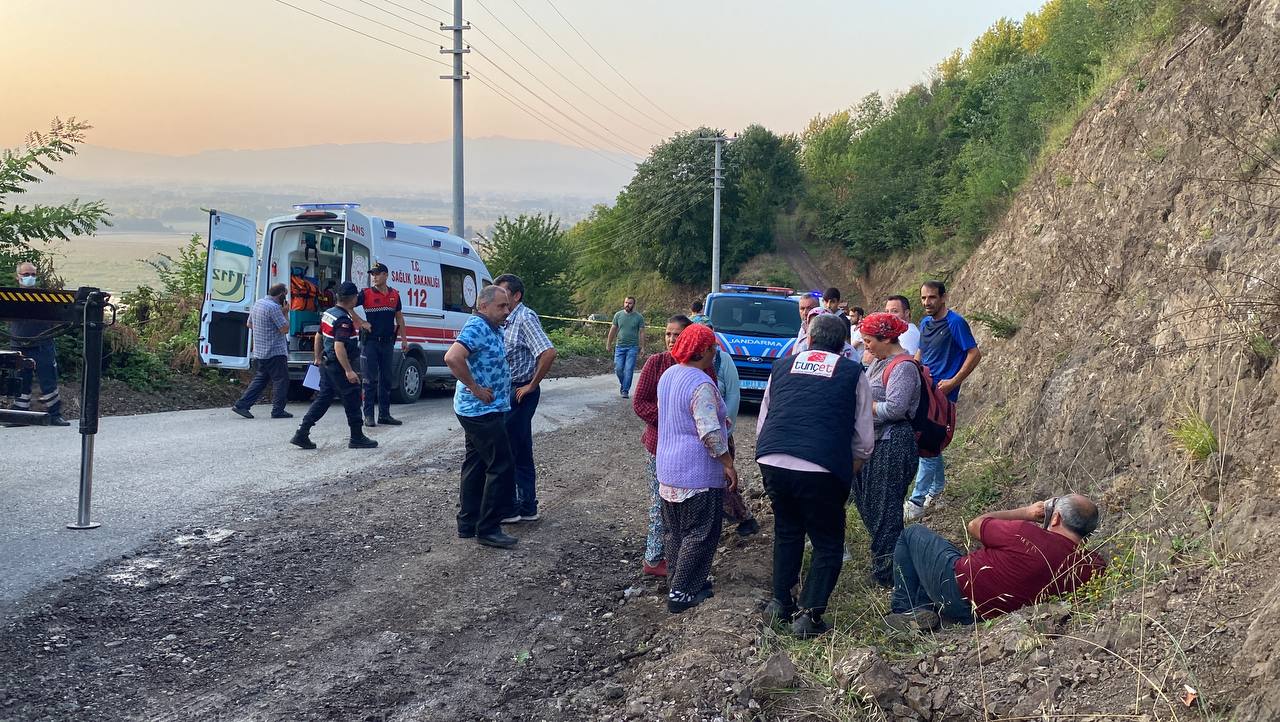 Düzce'de işçileri taşıyan traktör devrildi, ölü ve yaralılar var Düzce'de işçileri taşıyan traktör devrildi, ölü ve yaralılar var