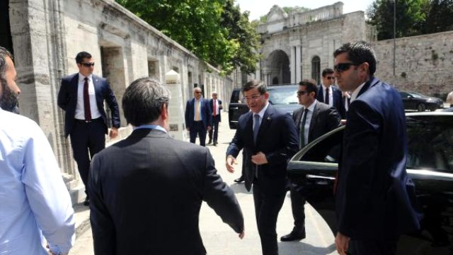 Vatandaştan Davutoğlu'na: 'Sen Başbakansın, Cumhurbaşkanısın'