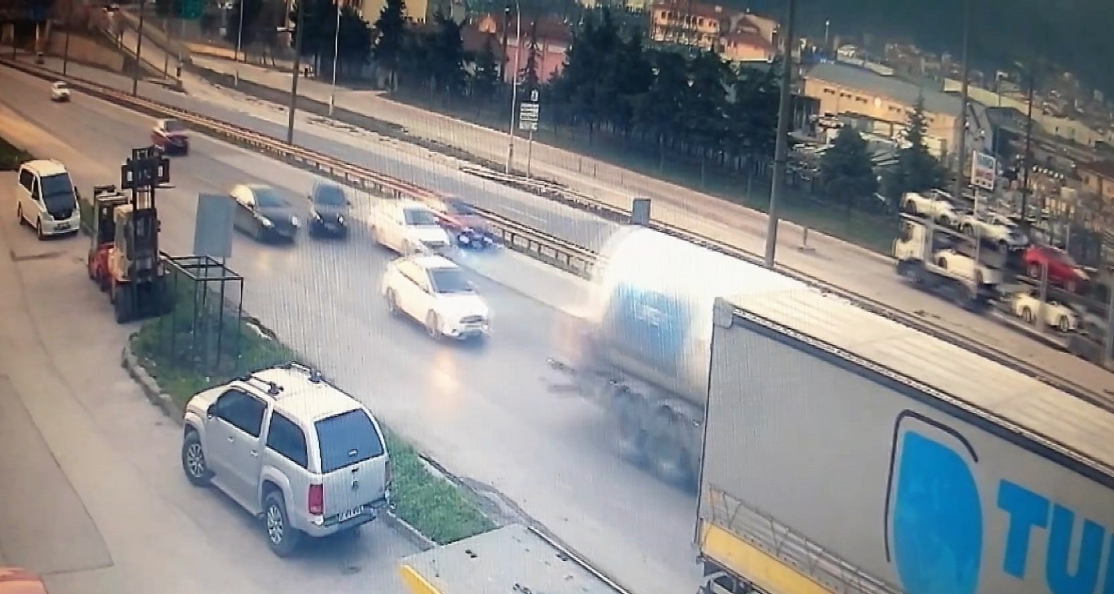 Makas atmak isterken park halindeki tıra çarptı