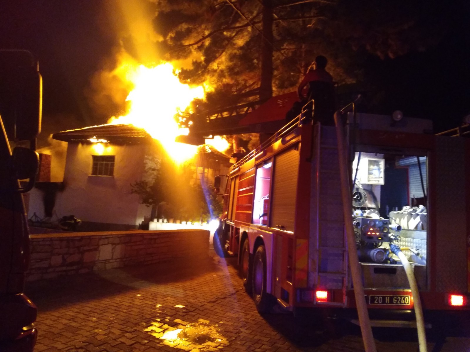 Denizli’de yanan evlerinde zehirlenen karı koca hayatlarını kaybetti