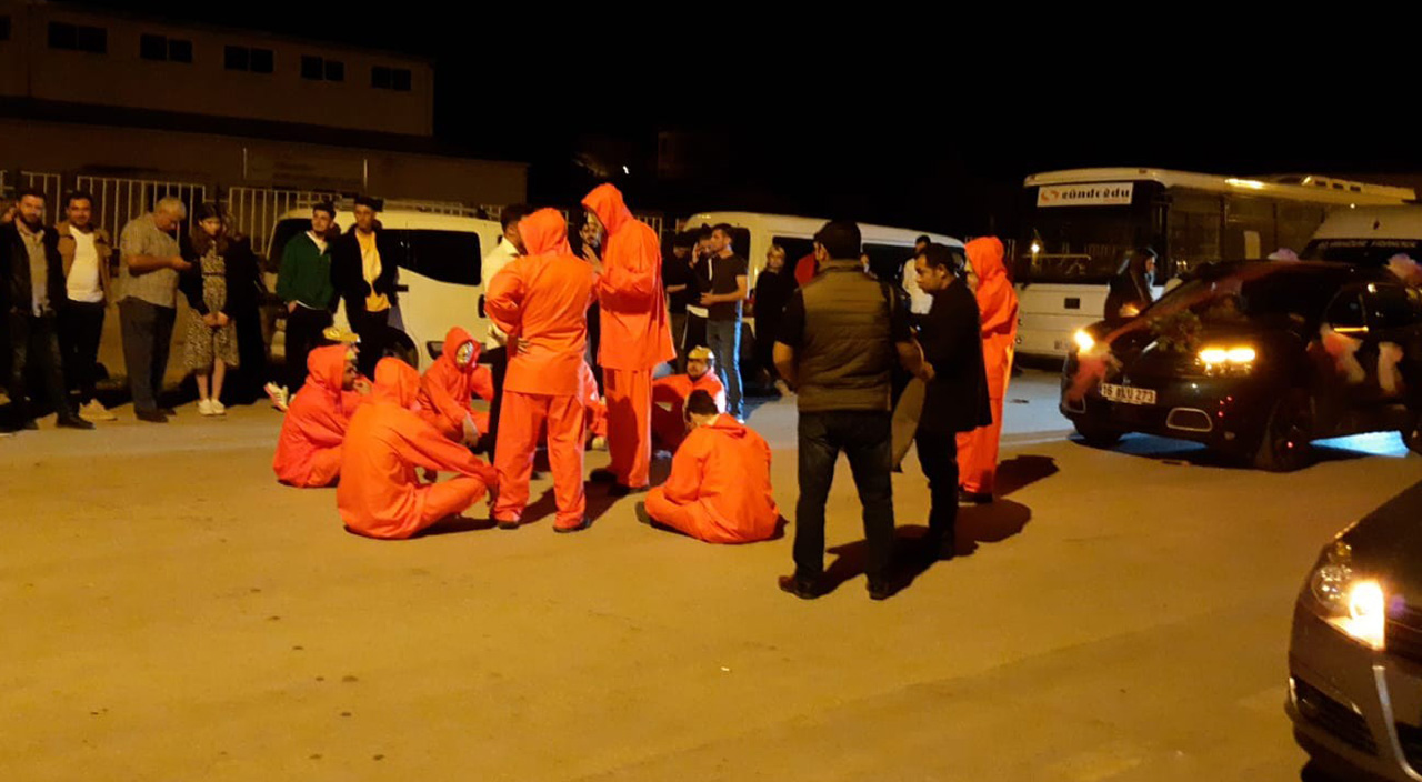 'La Casa De Papel'li çiftetelli görenleri şaşkına çevirdi 'La Casa De Papel'li çiftetelli görenleri şaşkına çevirdi