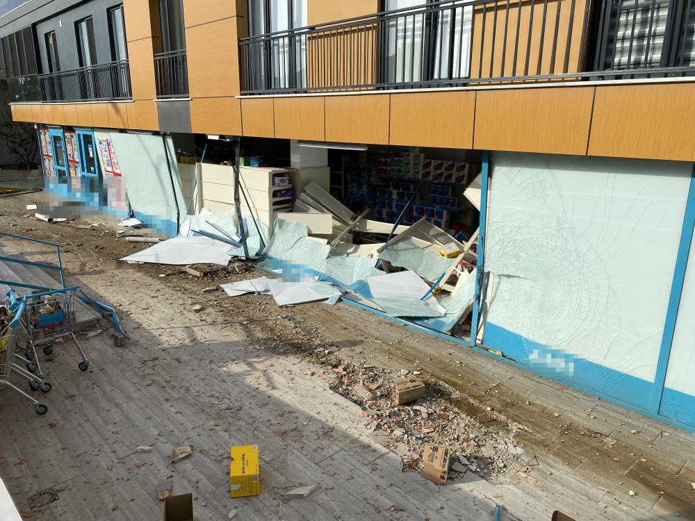 Alkollü sürücü aracıyla bahçe duvarını aştı, markete daldı