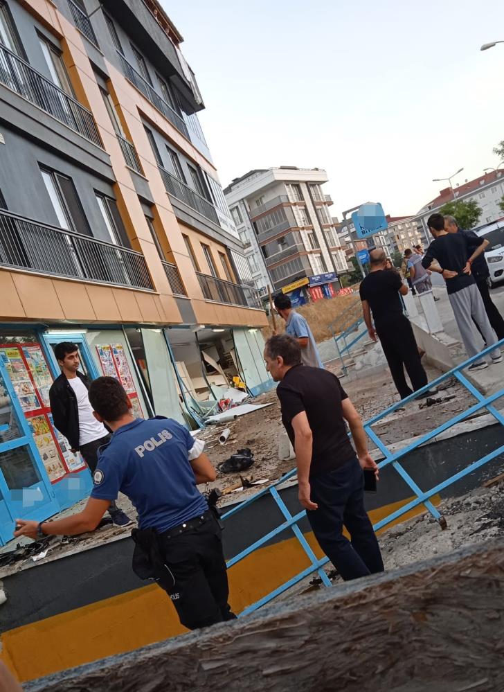 Alkollü sürücü aracıyla bahçe duvarını aştı, markete daldı