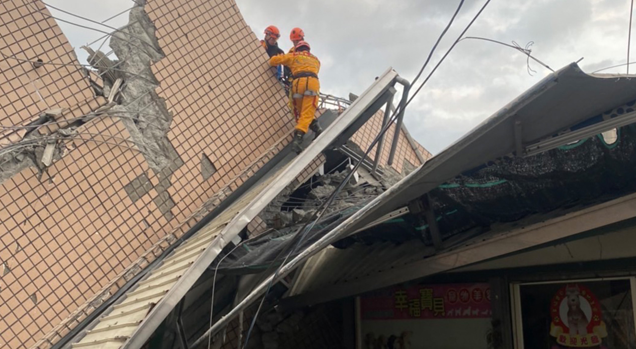 Son dakika: Tayvan'da 6.9 büyüklüğünde deprem! Çatı sporcuların üzerine çöktü, binalar yıkıldı