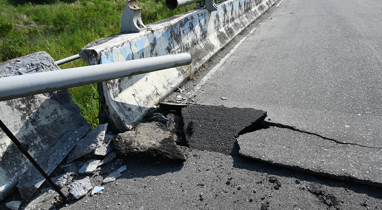 Son dakika: Tayvan'da 6.9 büyüklüğünde deprem! Çatı sporcuların üzerine çöktü, binalar yıkıldı