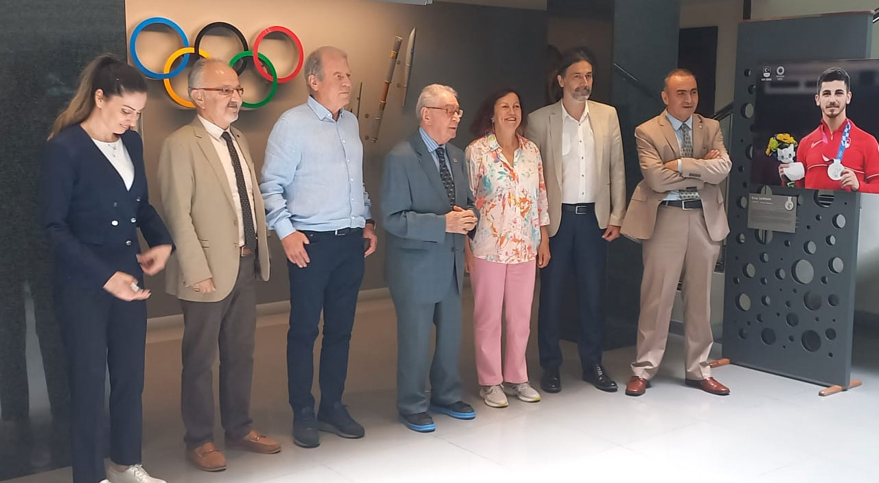 Türkiye Milli Olimpiyat Komitesi'nden Mustafa Denizli'ye  Türkiye Milli Olimpiyat Komitesi'nden Mustafa Denizli'ye