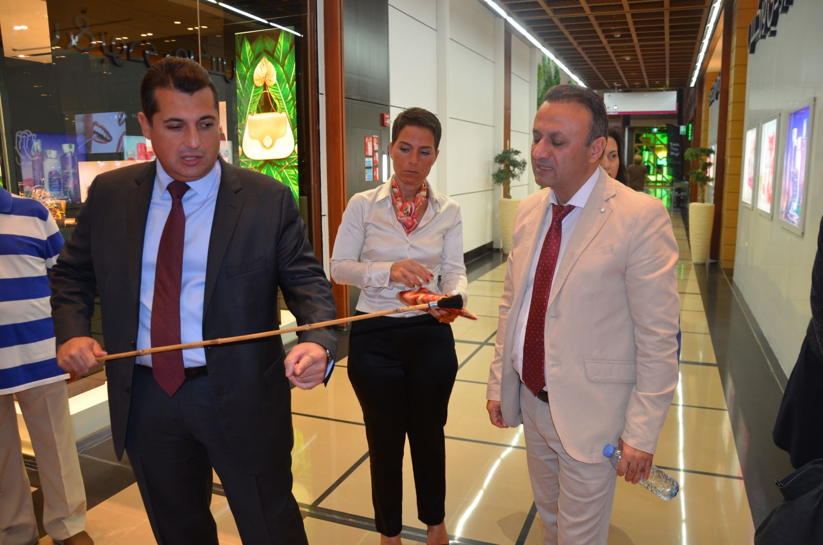 Dünyanın en büyük ebrusu Abu Dabi’de yapıldı